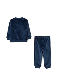 Marineblauw velours kinder loungewear set, bestaande uit een long sleeve top en een broek met gecuffte enkels. Zachte textuur en eenvoudig ontwerp.