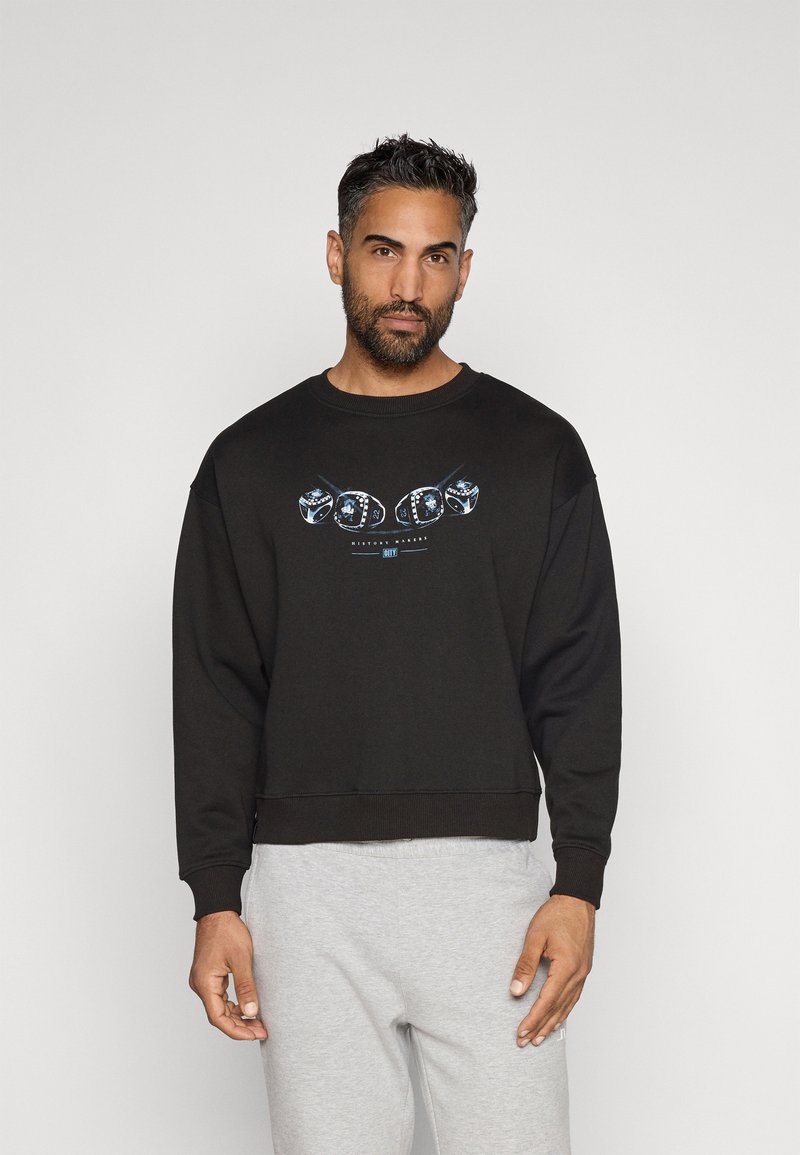 Sweatshirt preto de gola redonda feito de uma mistura de algodão, com um design gráfico de dados na parte frontal. Acentuado com punhos e bainha canelados.