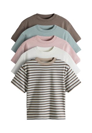 Vijf netjes opgestapelde T-shirts met korte mouwen en ronde hals in bruin, lichtblauw, roze, wit en gestreept beige, bruin en wit.