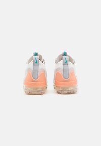 Nike Sportswear AIR VAPORMAX 2021 FK UNISEX - Športni copati - white/arctic orange/platinum violet/phantom