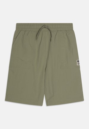 Shorts décontractés vert olive avec taille élastique, cordon de serrage, poches plaquées à l'avant et une petite étiquette rectangulaire logo sur la poche droite.