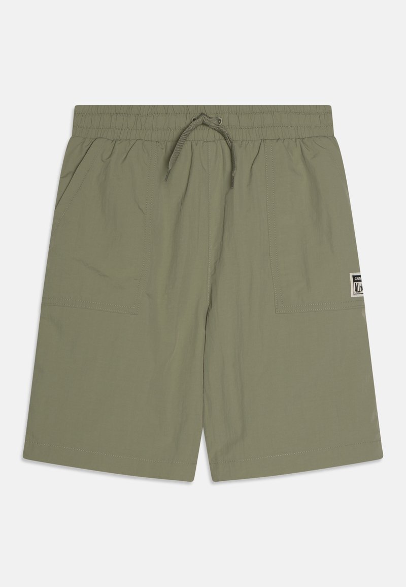 Shorts décontractés vert olive avec taille élastique, cordon de serrage, poches plaquées à l'avant et une petite étiquette rectangulaire logo sur la poche droite.