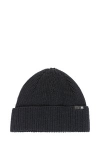 Czarny pleciony czapka beanie z podwiniętym mankietem, teksturowanym wzorem i małą metką z logo z boku. Miękki włókno, ciepły design.