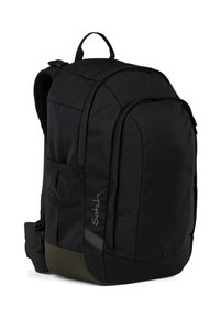 Sac à dos noir au design épuré, texture en tissu, poches latérales et poignée supérieure. Présente un fond de couleur vert foncé contrastant et un détail de logo.