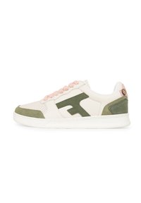 Zapatilla blanca con detalles de ante verde y perforaciones. Presenta cordones rosas y una punta redondeada. Logotipo cerca del talón.
