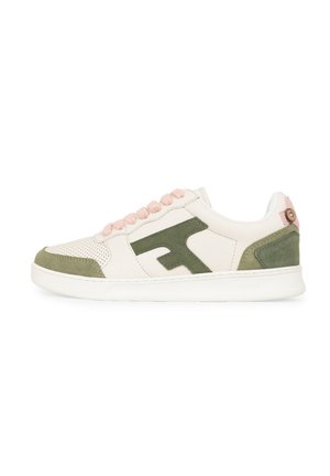 Baskets blanches avec des accents en daim vert et des détails perforés. Équipées de lacets roses et d'un bout arrondi. Marquage près du talon.