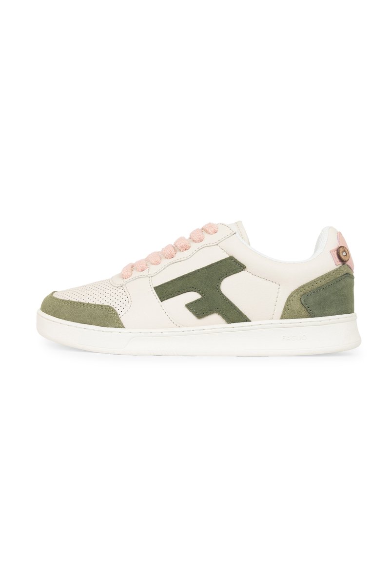 Zapatilla blanca con detalles de ante verde y perforaciones. Presenta cordones rosas y una punta redondeada. Logotipo cerca del talón.