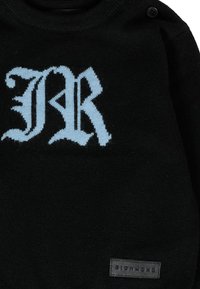 Maglione nero a maglia con logo "R" blu chiaro e dettagli con bottoni laterali. Include un'etichetta nera con la scritta "BIGHMOND."