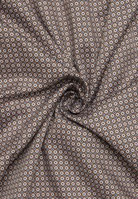 Bruine stof met een hexagonaal patroon in blauw en roomkleur. Zachte textuur met een gladde oppervlakte. Ontworpen om te hangen en te verzamelen.