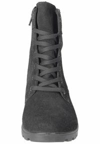 Stivale alla caviglia in suede nero con punta arrotondata, suola piatta, lacci frontali e zip laterale per una facile vestibilità. Tessitura liscia con dettagli minimi.