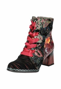 Bota de tobillo con cordones, con un patrón floral negro, cintas de satén rojas y un tacón cuadrado que presenta una textura similar a la madera y acentos brillantes.