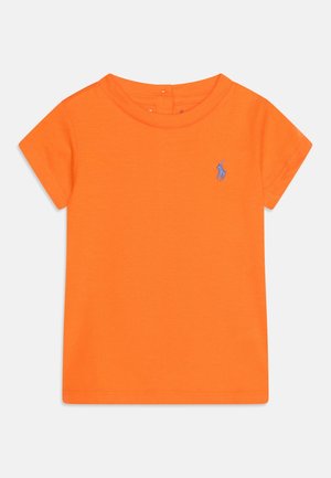 Hell orangefarbenes Kurzarm-Kinder-T-Shirt mit rundem Halsausschnitt und kleinem blau besticktem Pferdelogo auf der Brust.