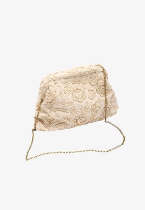 Gekralen clutch bag met een beige stoffen buitenkant, versierd met bloempatronen en een gouden kettinghengsel. Ritssluiting aan de bovenkant.