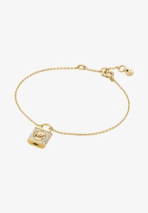 Bracelet en chaîne dorée avec un charme en forme de cadenas orné de strass et d'un logo ; texture lisse avec un fermoir ajustable.