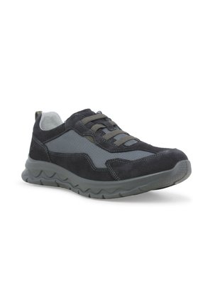 Sneaker casual grigio scuro e nero con tomaia in mesh e suede, design con lacci e suola in gomma texturizzata inclinata verso destra su sfondo bianco.