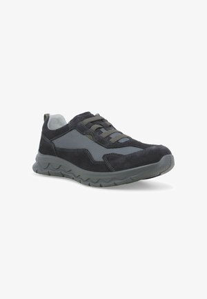 Sneaker casual grigio scuro e nero con tomaia in mesh e suede, design con lacci e suola in gomma texturizzata inclinata verso destra su sfondo bianco.