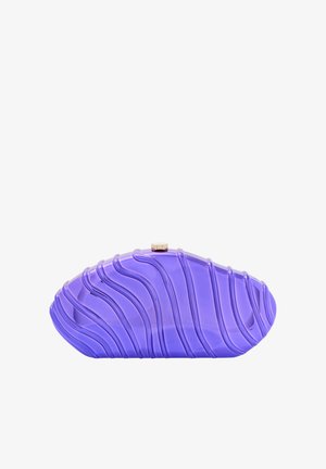 Lilla clutch med et bølget, struktureret design. Lavet af blankt materiale, med en lille guldklap øverst. Kompakt og oval form.