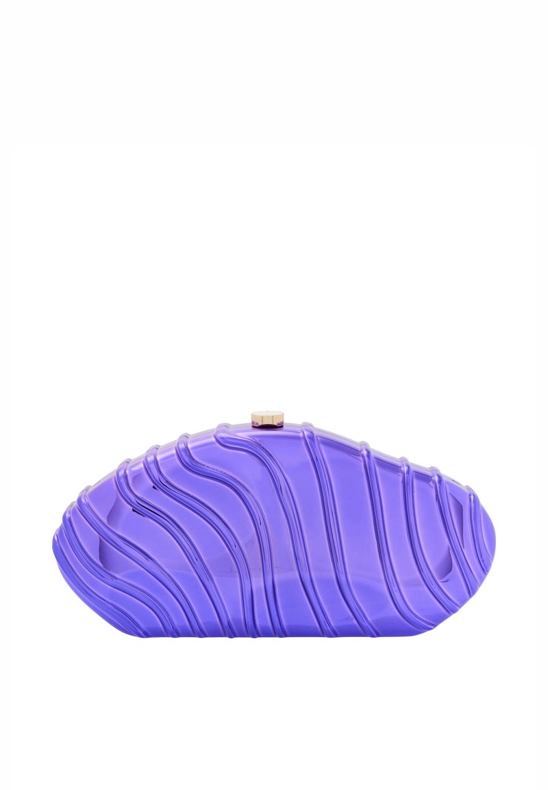 Lila kuvertväska med en vågig, strukturerad design. Tillverkad av glänsande material, med en liten guldkrok upptill. Kompakt och oval form.