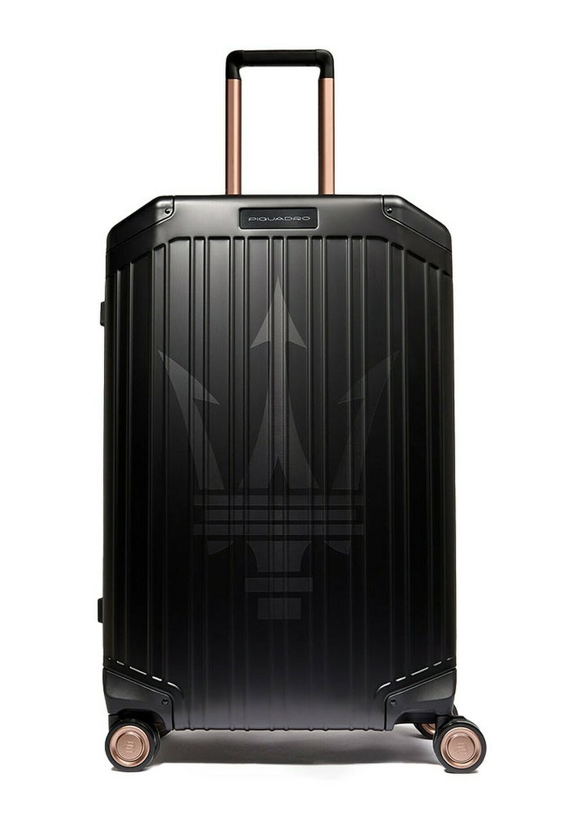 Schwarzer Hartschalen-Koffer mit vertikalen Rillen, kupferfarbenem Griff und Rollen. Verfügt über ein dezentes Logo auf der Vorderseite.
