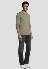 TOM TAILOR CREW NECK  - Strickpullover - pale grey olive melange