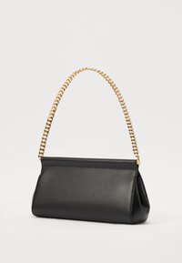 Sac à main en cuir noir avec un design structuré, présentant une sangle en chaîne dorée et une texture lisse. Aucune motif visible ou matériel additionnel.