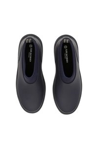 Zapatos impermeables azul marino sin cordones, hechos de caucho liso, con punteras redondeadas y puños elásticos para un fácil calce. Diseño sencillo con detalles mínimos.