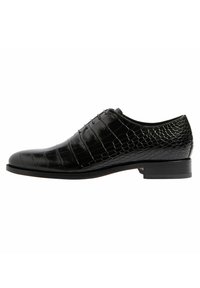 Zapato de cuero negro con un acabado brillante, que presenta un patrón de cocodrilo, punta redonda y un diseño de cordones con cinco ojetes. Tacón plano.