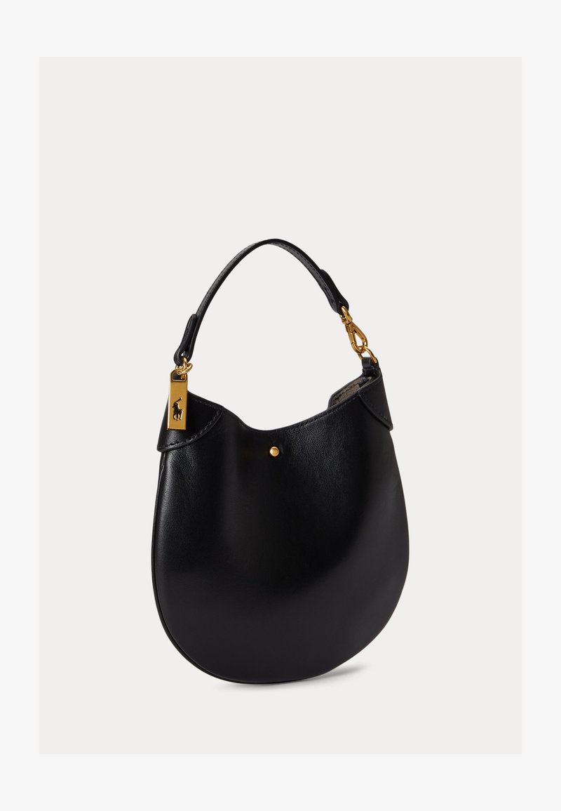 Borsa a mano in pelle nera dalla forma curva, con un unico manico superiore e ferrature dorate che includono una targhetta con il logo e un piccolo dettaglio a bottone.