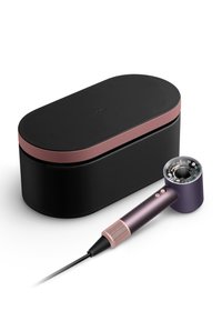Asciugacapelli Dyson in viola e rosa con un ugello circolare, accompagnato da una elegante scatola di stoccaggio ovale nera con coperchio rosa.