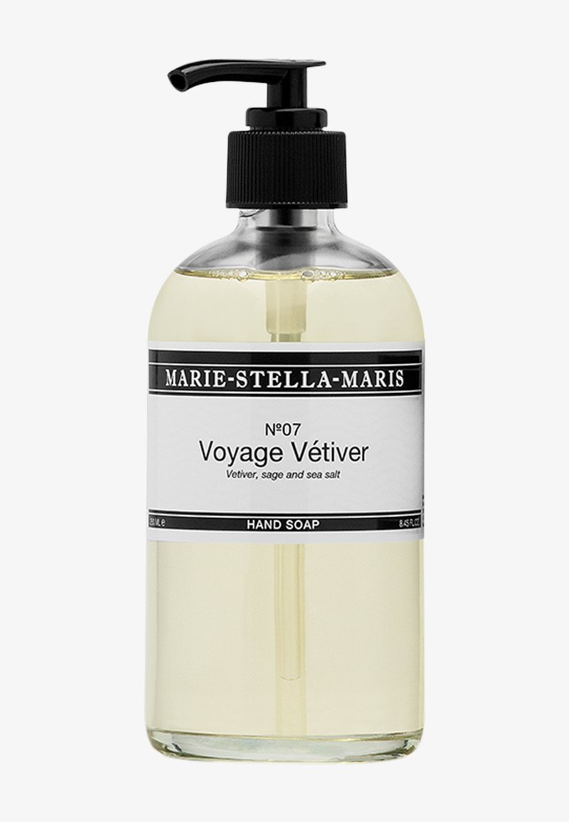 Genomskinlig flaska med svart pumpdispenser som innehåller ljusgul handtvål märkt Marie-Stella-Maris Voyage Vétiver, med doft av vetiver, salvia och havssalt.