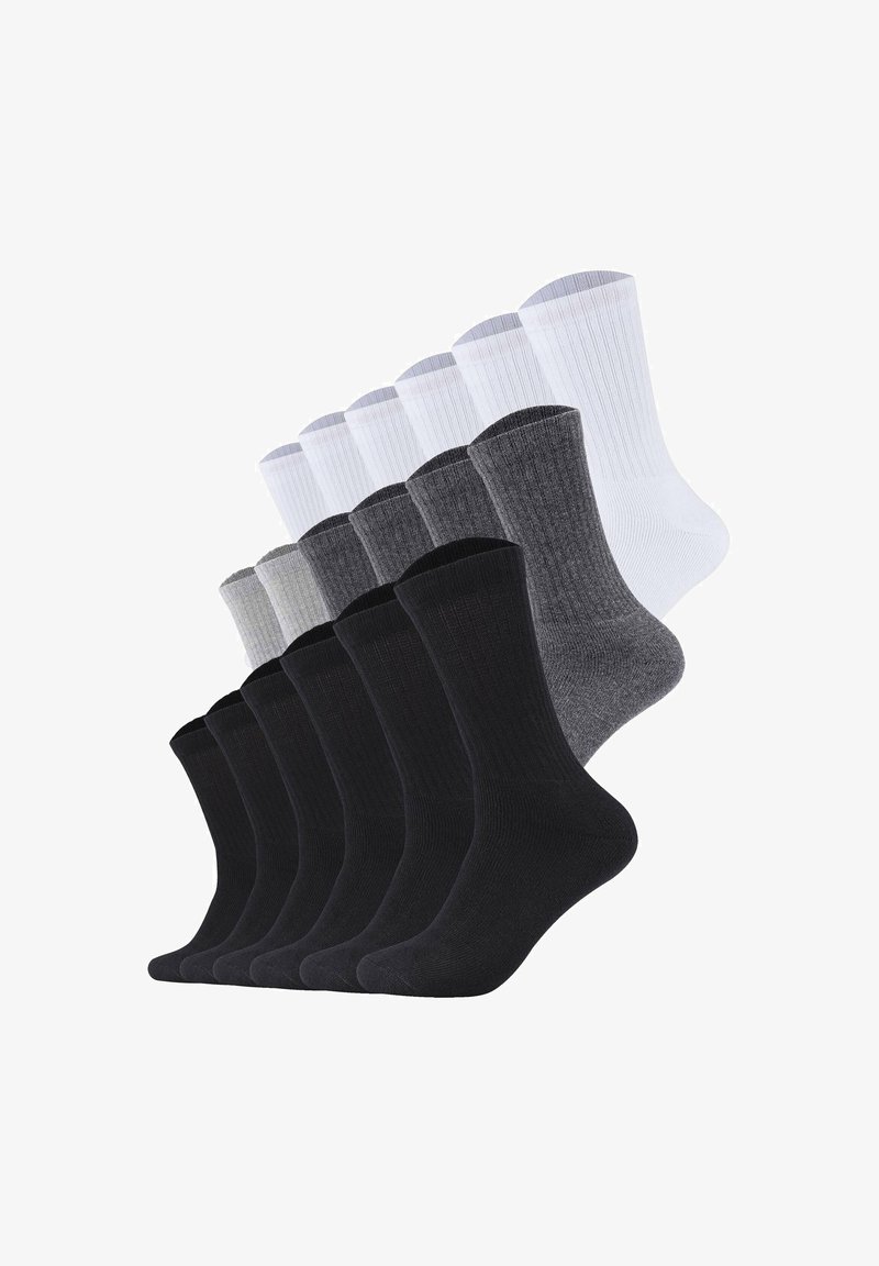 Doce pares de calcetines tobilleros acanalados en negro, gris y blanco, colocados en una fila escalonada sobre un fondo blanco.