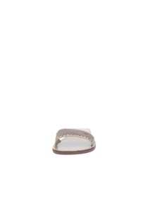 Infradito con una fascia larga color taupe, caratterizzata da un accento intrecciato. Sottopiede bianco liscio e suola bassa color marrone. Design semplice e aperto.