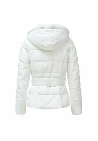 Chaqueta de plumas blanca con capucha, que presenta un patrón acolchado horizontal, una cintura elástica ajustable y mangas largas. Textura suave y brillante.