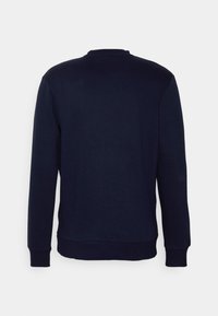 Sweat-shirt bleu marine foncé uni à manches longues, vu de dos avec poignets, ourlet et col côtés sur un fond clair uni.