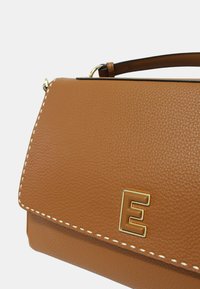 Borsa a tracolla in pelle marrone con texture, logo "E" dorato, cuciture bianche lungo i bordi e una maniglia corta marrone sulla parte superiore.