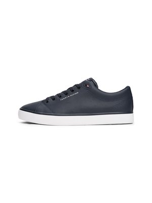 Sneaker in pelle blu navy con suola in gomma bianca, punta rotonda, cinque occhielli e dettaglio logo discreto sul lato. Texture liscia.