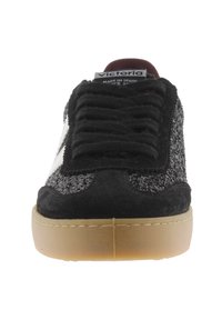 Baskets noires en mesh et daim, dotées d'une semelle en caoutchouc épais, d'un dessus texturé et d'un système de laçage classique avec une étiquette de logo sur la languette.