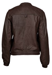 Hnědá kožená bunda s hladkou texturou, žebrovaným lemem a viditelným prošíváním. Na horní části zad je detail v podobě knoflíku.