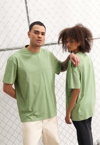 YOURTURN UNISEX BASIC OVERSIZED T-SHIRT - Paprasti marškinėliai - olive