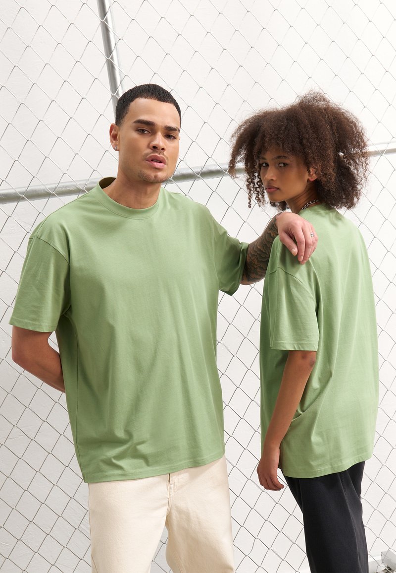 YOURTURN UNISEX BASIC OVERSIZED T-SHIRT - Paprasti marškinėliai - olive