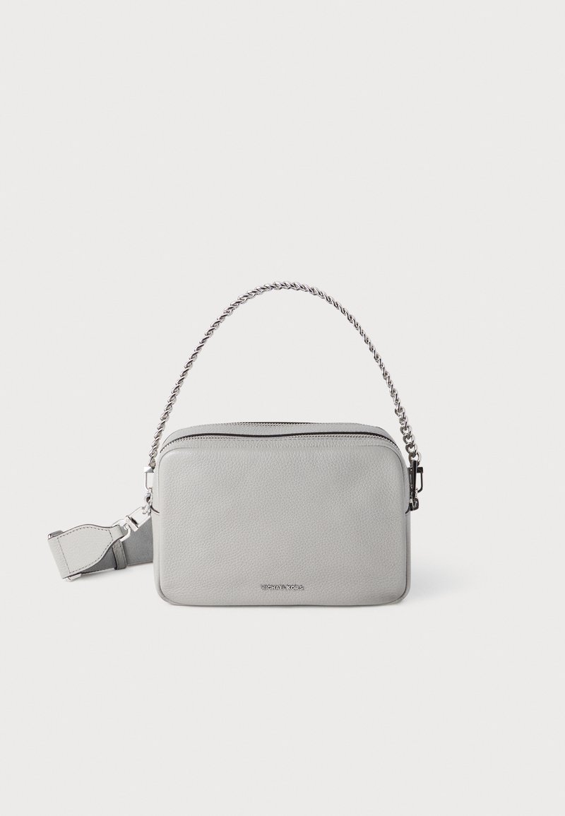 Γκρι δερμάτινη τσάντα χειρός με υφημένη επιφάνεια, ορθογώνιο σχήμα, αλυσίδα σε ασημί χρώμα και αφαιρούμενο δερμάτινο λουράκι. Κλείσιμο με φερμουάρ.