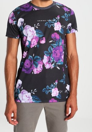 Florales Kurzarm-T-Shirt mit schwarzem Grundton, großen rosa und violetten Rosen, grünen Blättern und einem Logo auf der Vorderseite. Weiches Baumwollmaterial.