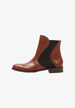 Bottine en cuir marron avec des panneaux latéraux élastiques, bout rond et perforations décoratives le long des bords. Talon bas.