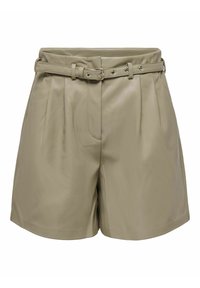 Pantalones cortos de imitación de cuero en color beige con cintura ceñida por un cinturón, diseño plisado, bolsillo frontal y textura suave. Presenta herrajes plateados en el cinturón.