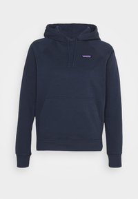 Felpa di cotone blu navy con cappuccio, dotata di una tasca a marsupio frontale e un piccolo logo sul petto. Polsi e orlo a costine.