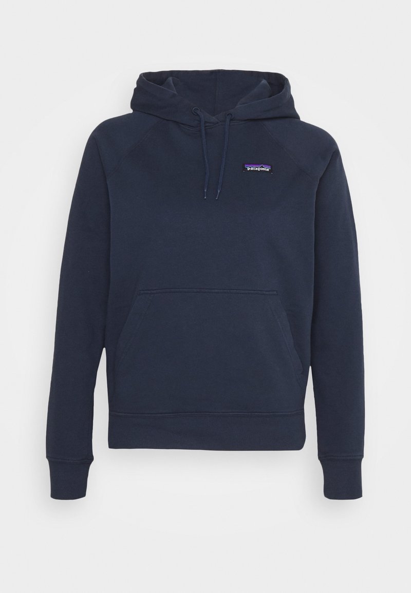 Felpa di cotone blu navy con cappuccio, dotata di una tasca a marsupio frontale e un piccolo logo sul petto. Polsi e orlo a costine.