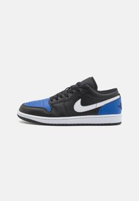 Musta ja sininen nahkainen matalavartinen lenkkari valkoisilla yksityiskohdilla, rei'itetty kärki ja kumipohja. Sivulla on ikoninen swoosh-logo.