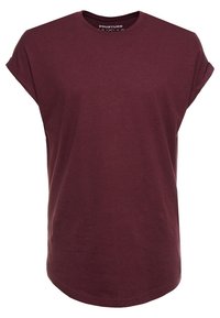 Camiseta de manga corta color granate, hecha de algodón, con un escote redondo y mangas enrolladas, con un dobladillo recto. Etiqueta de la marca visible en el interior.