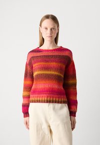 Gebreide pullover trui met levendige roze, oranje en paarse horizontale strepen; ronde halslijn en geribde zoom en mouwen.