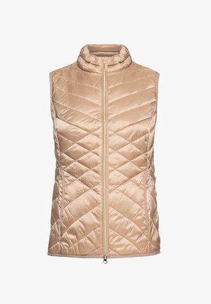 Beige gewatteerd vest met hoge kraag, voorzien van een rits aan de voorkant en een chevronsteekpatroon, gemaakt van lichtgewicht, glanzend materiaal.